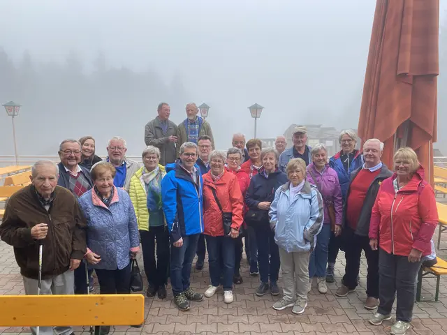 Bürgermeister Harald Grubmair mit den junggebliebenen Samareinerinnen und Samareiner auf dem Grünberg. | Foto: Eva Wahlmüller