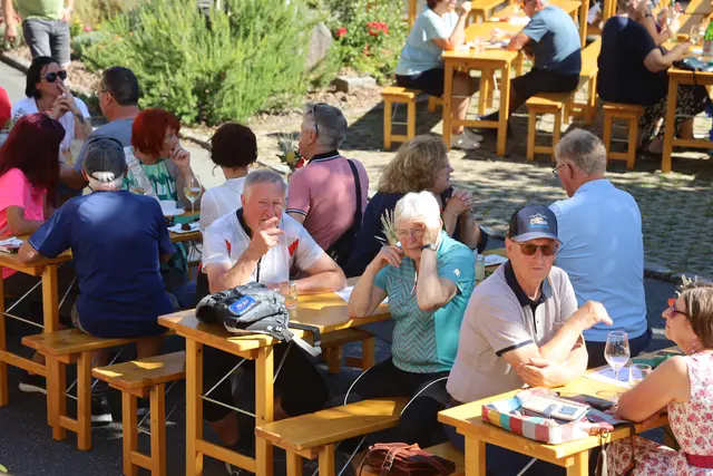 Geselliges Beieinandersein beim Pressfest in Klöch | Foto: Johann Schleich