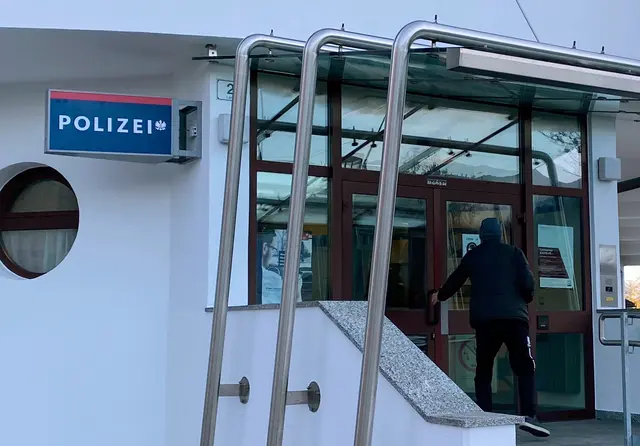 Der Erstkontakt zwischen dem Mann und der 13-jährigen Schülerin fand an einer Bushaltestelle in Rattenberg statt. (Symbolbild) | Foto: Zoom.Tirol