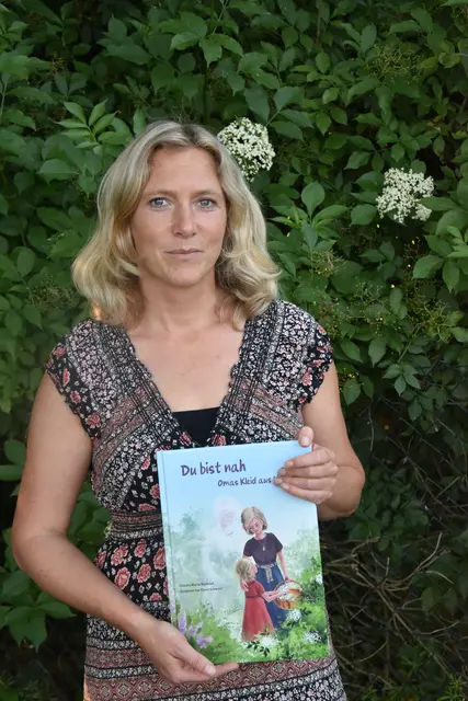 Claudia Maria Marböck mit ihrem Buch: "Du bist nah": Omas Kleid aus Licht.  | Foto: Lena Marböck