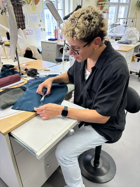 Mit viel Akribie und Liebe zum Detail "werkelt" Paulo Muniz an seinem Arbeitsplatz in der Schneiderei im Landestheater.  | Foto: Lisa Gold