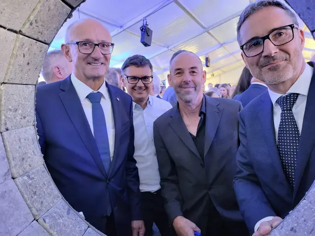 Der in Matrei wohnhafte Künstler Carl Felder mit LH Anton Mattle (l.) und LH Arno Kompatscher (r.) | Foto: Carl Felder