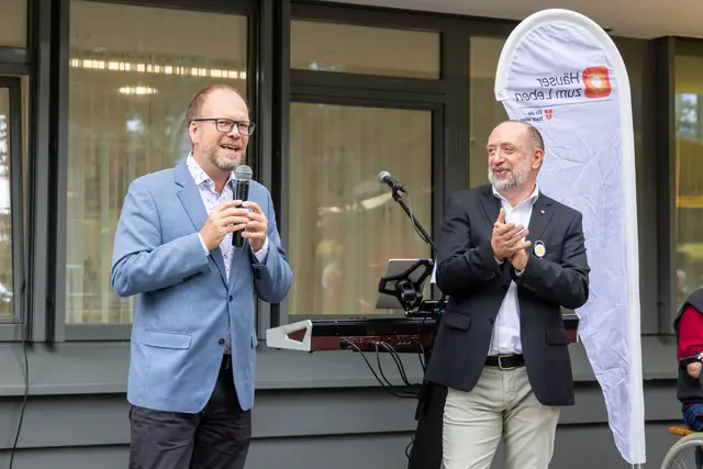 Bezirksvorsteher Baurecht (SPÖ, l.) gratulierte dem Haus Schmelz herzlich zum runden Jubiläum. | Foto: Christian Fischer / Häuser zu Leben