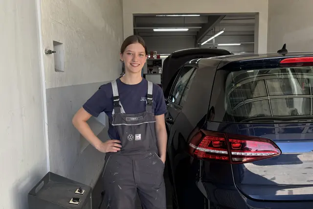 Janin Leber ist im vierten Lehrjahr als Karosseriebautechnikerin beim Autohaus Jarnig. Das Lackieren macht ihr besonders Spaß. | Foto: MeinBezirk/Robert Glinik