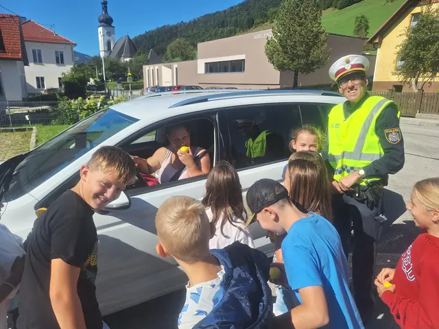 Elisabeth Hochpöchler mit Polizist Max Schauer und Kindern der 4. Klasse Volksschule. | Foto: Marktgemeinde Gaflen