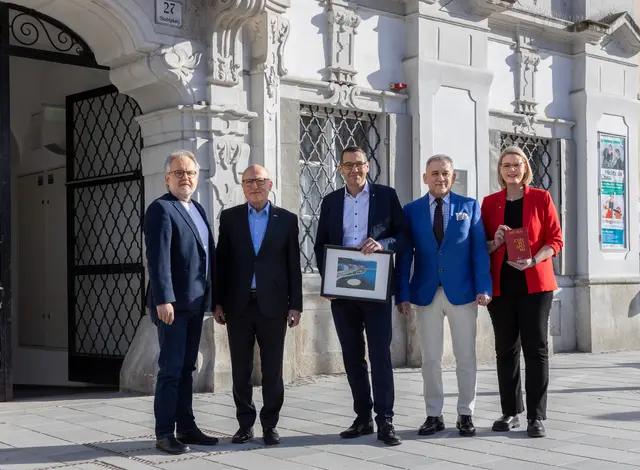 Fate Velaj, Botschafter der Republik Albanien in Österreich, bei einem Besuch in Steyr mit Vizebürgermeister Michael Schodermayr, Josef Weidenholzer, Bürgermeister Markus Vogl, und Stadträtin Katrin Auer. (v.l.)

  | Foto: Magistrat Steyr Presse
