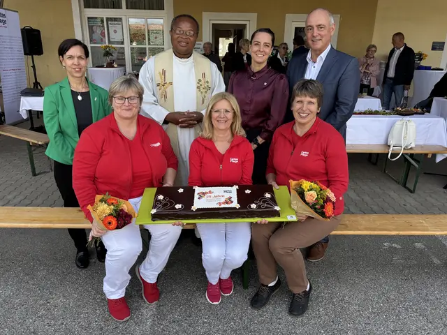 Karin Thallauer, Pfarrer Sabinus Iweadighi, Marie-Theres Amler-Buhr, Matthias Adl, Zdenka Hussain, Karin Neumayer und Barbara Walzl. | Foto: Tanja Handlfinger