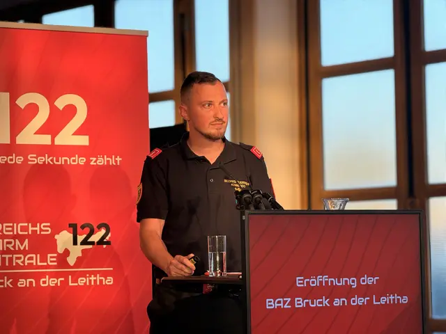 „Die Bereichsalarmzentrale ist ein entscheidender Baustein für die Sicherheit im Bezirk Bruck und in der Stadt Schwechat – hier laufen alle Fäden zusammen, wenn schnelle Hilfe gebraucht wird.“ | Foto: Alexander Paulus