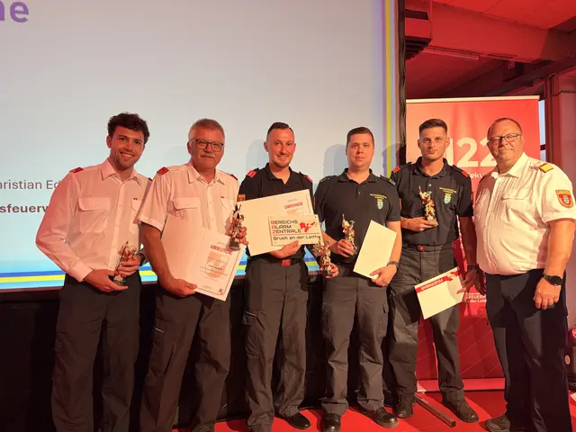 Bezirksfeuerwehrkommandant Christian Edlinger übergab eine Florianistatue als Ehrung. | Foto: Alexander Paulus