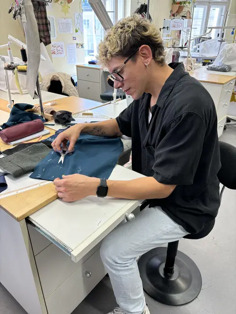 Mit viel Akribie und Liebe zum Detail "werkelt" Paulo Muniz an seinem Arbeitsplatz in der Schneiderei im Landestheater.  | Foto: Lisa Gold