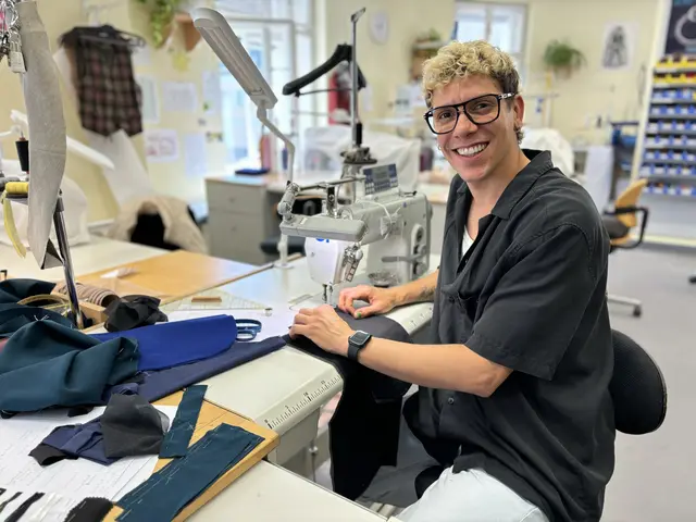 Mit viel Akribie und Liebe zum Detail "werkelt" Paulo Muniz an seinem Arbeitsplatz in der Schneiderei im Landestheater.  | Foto: Lisa Gold