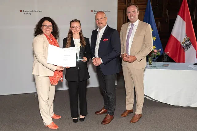 Elena Walder mit VertreterInnen des Bundesministeriums für Bildung. | Foto: HAK Lienz