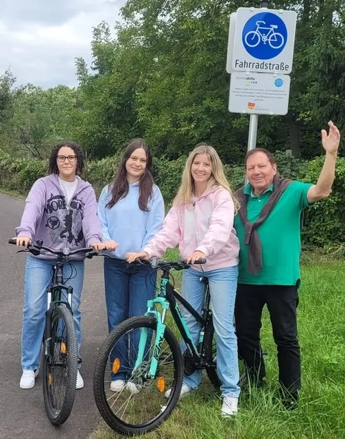 Bürgermeister Matthias Weghofer mit den Radfahrerinnen Chiara, Anika und Hanna. | Foto: Marktgemeinde Wiesen