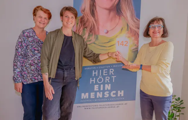 Daniela Humml (rechts) übernimmt ab Oktober 2025 gemeinsam mit Burgi Stemberger die Leitung der Telefonseelsorge Innsbruck, im Bild (v.l.) Astrid Höpperger, Daniela Humml, Burgi Stemberger | Foto: Moriggl
