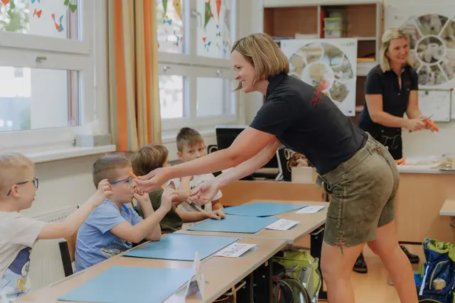 Landwirtschaft zum Begreifen bedeutet mit allen Sinnen erfassen. Darum bekommen die Kinder nicht nur Karottensamen und die kleinen Pflänzchen zum Angreifen, auch Karotten, Karottenmuffins und Aufstrich auf Karottenbrot, von den Bäuerinnen aus Neuhofen/Ybbs zubereitet, werden verkostet. | Foto: Sophie Nagl-Balber Fotografie