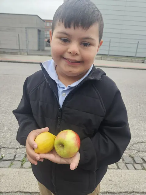 Apfel oder Zitrone? ISZ-Schulkinder durften der Polizei bei Geschwindigkeitskontrollen in Wels über die Schultern schauen und Belohnungen oder "Strafen" verteilen. | Foto: ISZ Wels
