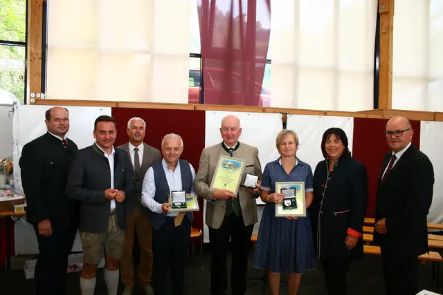 Raimund Lang, Franz Gingl und Sonja Fassold erhielten das Ehrenzeichen in Silber. | Foto: Gemeinde Kapfenstein