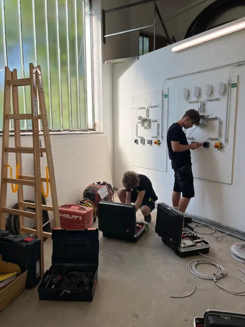 Die Lehrlinge bei den ersten Installationsübungen an der hauseigenen Übungswand. | Foto: Mahkovec