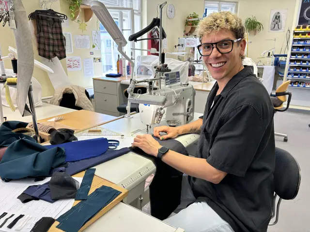 Mit viel Akribie und Liebe zum Detail "werkelt" Paulo Muniz an seinem Arbeitsplatz in der Schneiderei im Landestheater.  | Foto: Lisa Gold