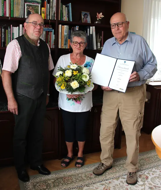 Bürgermeister Johann Laa (ÖVP) gratuliert Hannelore und Franz Sam | Foto: Gemeinde Trautmannsdorf