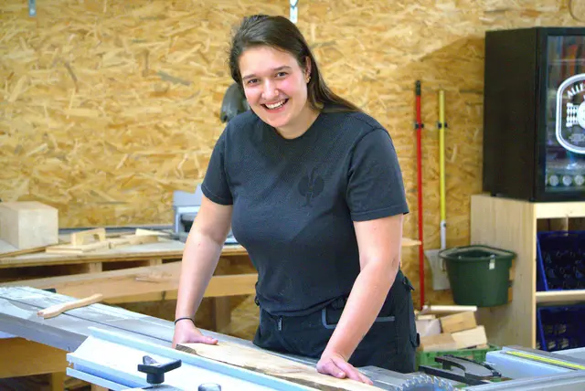 Rebecca Györög ist gelernte Tischlerin. Sie spricht über ihre Lehrzeit, den Umgang mit Vorurteilen und was sie Jüngeren raten würde, die an einer Lehre interessiert sind. | Foto: Lisa Stöckl