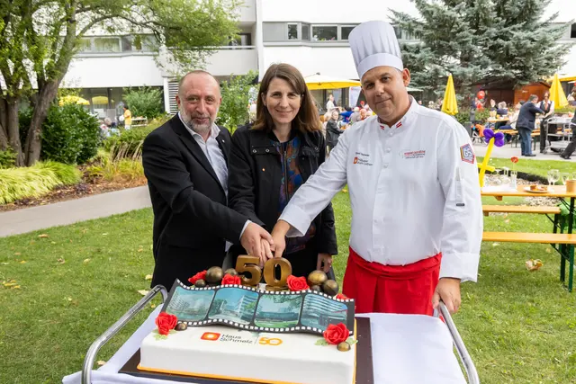 Ein Highlight des Festes war der Anschnitt der Jubiläumstorte. | Foto: Christian Fischer / Häuser zu Leben