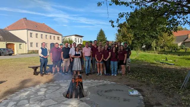 Die Landjugend Maiersch präsentierte stolz die erneuerte Feuerstelle am Spielplatz. | Foto: Landjugend Maiersch