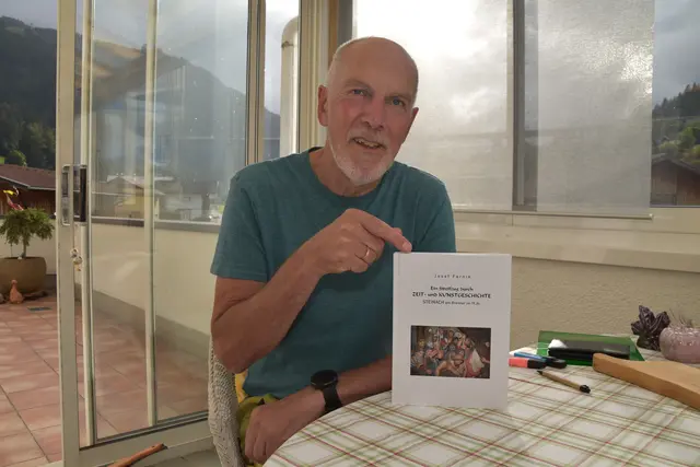 "500 Exemplare wurden gedruckt, über die Hälfte ist bereits vergriffen", freut sich Farnik. | Foto: Kainz