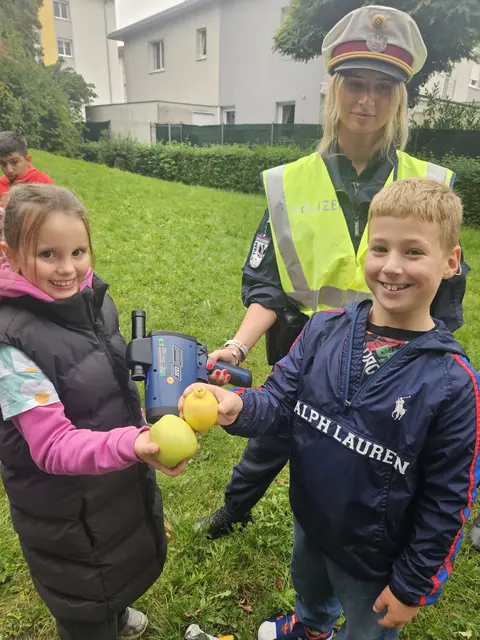 Apfel oder Zitrone? ISZ-Schulkinder durften der Polizei bei Geschwindigkeitskontrollen in Wels über die Schultern schauen und Belohnungen oder "Strafen" verteilen. | Foto: ISZ Wels