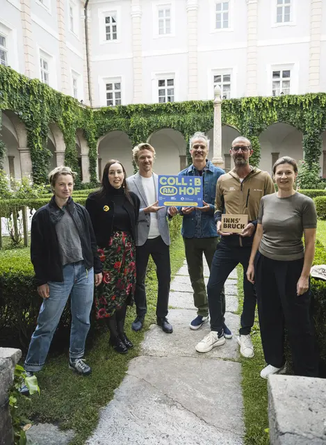Präsentierten das Projekt „coll:b am Hof“ im Kreuzgang des Tiroler Volkskunstmuseums (v.l.): Lea Abendstein (bilding. Kunst und Architekturschule für Kinder und Jugendliche), Gerlinde Tamerl-Lugger (Leitung Kommunikation &amp; Marketing der Tiroler Landesmuseen), Kenneth Winkler (Komponist &amp; Produzent, Verein zur Förderung der Hofkultur, Musikbüro Tirol), Thomas Bonora (Verein zur Förderung der Hofkultur), Peter Paul Mölk (Obmann von Innsbruck Tourismus), und Elisabeth Stark (Executive Director innsbruck nature film festival). | Foto: Innsbruck Tourismus / Oss