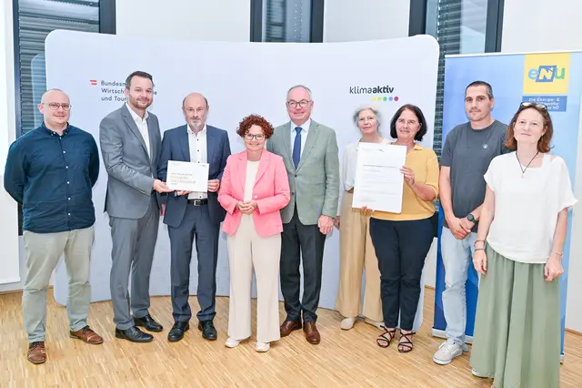 Die Sanierung des Bezirksgerichts in Lilienfeld erhielt die Auszeichnung klimaaktiv Gold. Im Bild: Karl Dorninger und Christoph Reiter (Land NÖ), Barbara Bauer, Christof Blum, Cristina Florit, Ute Munoz-Czerny, Simon Zotter (IBO) gemeinsam mit Staatssekretärin Elisabeth Zehetner und LH-Stellvertreter Stephan Pernkopf | Foto: klimaaktiv/APA-Fotoservice/Haslinger
