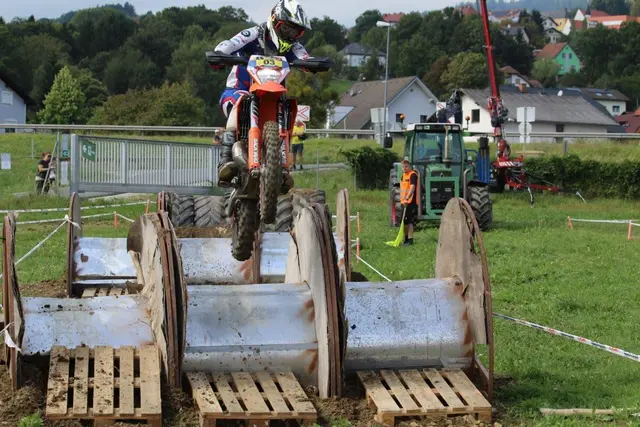 Hindernisse aus Baumstämmen, Mulden und Kabeltrommeln machten die Strecke zu einer echten Herausforderung. | Foto: Streethawks