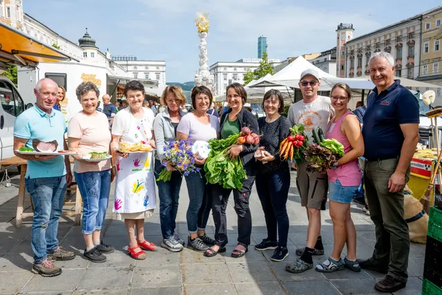 Die Gründungsanbieter, seit 30 Jahren am Stadtmarkt: Andreas Weissengruber, Ingrid Sonnberger, Daniela Chwatal, Michaela Stöbich, Sabine Weigl, Anita Plakolm, Simon und Martina Floimayr und Wolfgang Hiesmayr. | Foto: Verein Stadtmarkt/fodo.media
