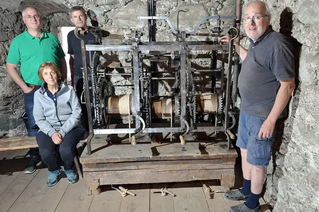 Bernhard Oberschneider, Gertraud Brugger, Alois Unterrainer und Michael Neureiter am sensationellen Matreier Werk. | Foto: horologium, Michael Neureiter