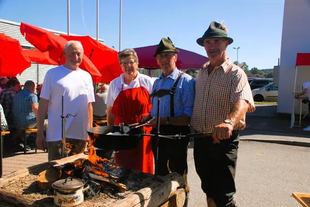 Die Pensionisten  zeigten , wie früher Sterz gemacht wurde.