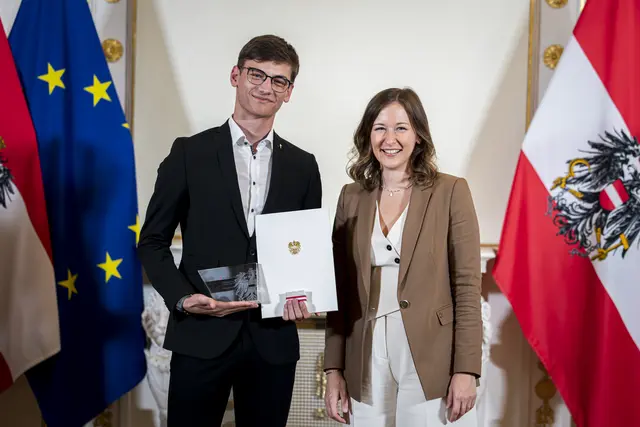 Alessandro Rodia ist Wiens "Zivildiener des Jahres". Bundesministerin Claudia Plakolm (ÖVP) überreichte dem jungen Helden Urkunde und Preis. | Foto: BKA / Schrötter