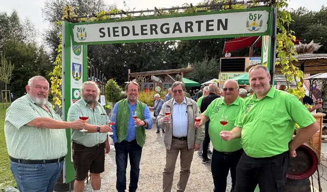 "Schilcher-Weinprobe" mit doppeltem geistlichen Beistand im Siedlergarten (v.l.): Schärdings Bezirksobmann Sepp Kager, OÖ Siedler-Landeschef Helmut Löschl, Gastpfarrer Hans Fuchs, Schärdings Stadtpfarrer Edi Bachleitner, der steirische Siedler-Landesobmann Herbert Gratzer und St. Florians Vereinsobmann Stefan Fuchs. | Foto: Franz Gruber