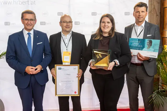 Kategorie „Innovativ“ – Kleine und mittlere Unternehmen: Miba Bearings Materials – v.l.: Wirtschafts-Landesrat Markus Achleitner, Matthias Köhler, Melanie Boudar und Claus Hackl (Miba Bearings Materials).  | Foto: Cityfoto/Pelzl