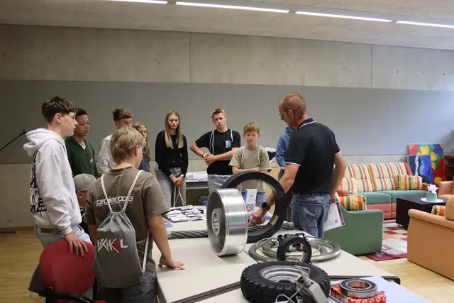 Insgesamt ließen 13 Betriebe in ihr Tätigkeitsfeld ein blicken, im Bild zu sehen sind Schüler:innen der Musikmittelschule Paznaun mit Paul Winkler, er ist Betriebsleiter und Lehrlingsbeauftragter der Silvretta Seilbahn AG.   | Foto: Elisabeth Zangerl