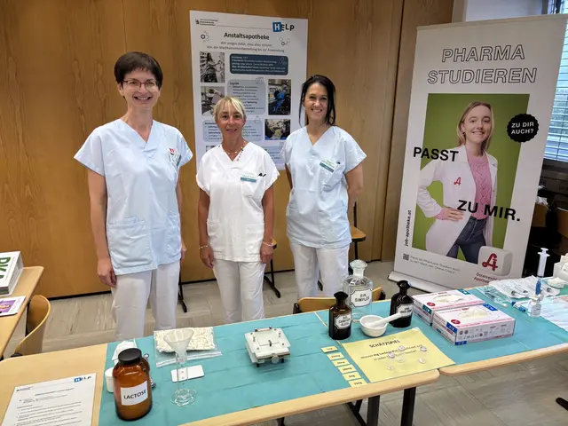 Das Pharmazeutinnen-Team der Krankenhausapotheke am LKH Leoben lud Interessierte ein, an einem kniffligen Schätzspiel teilzunehmen. Zur Belohnung gab es Schokolade. | Foto: MeinBezirk/Laura Jung