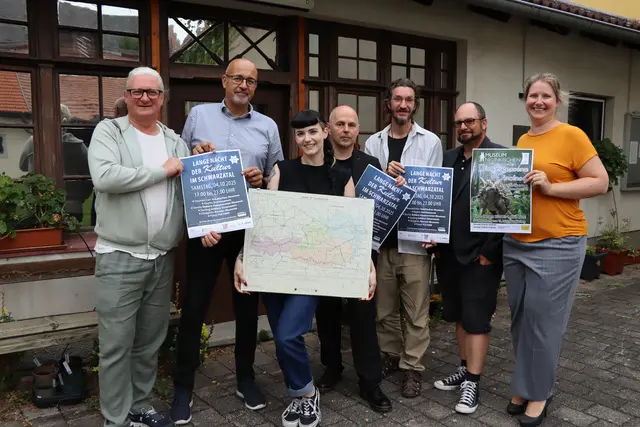 Peter Spicker, Robert Graf (beide Ternitz), Theresa Payer, Michael Rosecker (beide ReMu Gloggnitz), Sebastian Buchner (Pitten), Hannes Schiel und Vanessa Staudenhirz laden zur langen Nacht der Kultur ins Schwarzatal ein. | Foto: Stadtgemeinde Neunkirchen