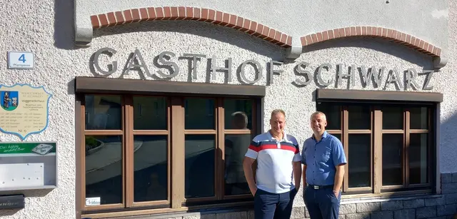 Von links: Pächter Roman Kopp, Bürgermeister Andreas Derntl. | Foto: Gemeinde St. Leonhard bei Freistadt