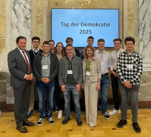 Nach persönlichem Austausch mit Bundesminister Norbert Totschnig erhielten die Jugendlichen spannende Einblicke in die Arbeit des Ministeriums.  | Foto:  HLBLA St. Florian 