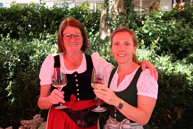 Am Stand der Pfarre Grödig: Ludmilla und Maria Gruber.