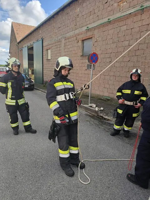 Mit dem erfolgreichen Abschluss des Truppmann-Moduls haben die Absolventinnen und Absolventen die Grundlage für weitere Qualifikationen im Feuerwehrwesen gelegt. | Foto: Abschnittsfeuerwehrkommando Marchegg