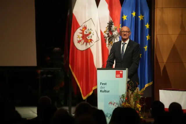 "Ich gratuliere allen Preisträgerinnen und Preisträgern herzlich und danke ihnen für ihr konsequentes künstlerisches Schaffen und ihren Beitrag für den Kunst- und Kulturstandort Tirol“, betont LH Mattle. | Foto: Land Tirol/Jovanovic