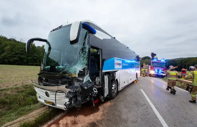 Auch Passagiere des niederländischen Reisebusses wurden verletzt. | Foto: Pressestelle BFK Mödling / M. Seyfert