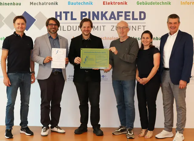 Dienststellenausschuss-Vorsitzender Professor Christian Putz, Professor Christoph Schermann, Professor Wolfgang Leeb, Professor Heinz Bundschuh, Professorin Judith Fenz und Direktor Wilfried Lercher freuten sich über diese besondere Auszeichnung für die HTL Pinkafeld.
 | Foto: HTL Pinkafeld