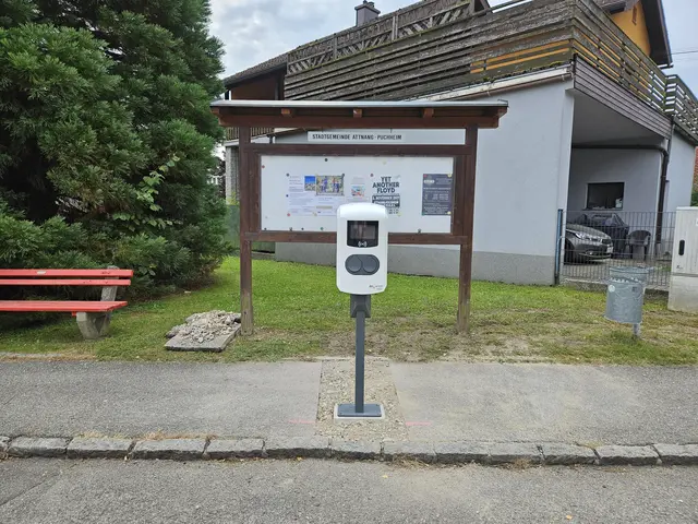 Elektroautos können künftig am Friedhof in Alt-Attnang geladen werden. | Foto: Stadtgemeinde Attnang-Puchheim