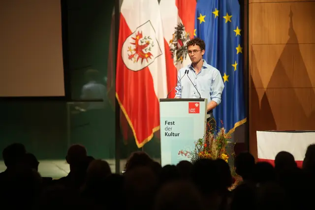 Stellvertretend für alle PreisträgerInnen hielt Emil Kaschka eine feurige Dankesrede. | Foto: Land Tirol/Jovanovic